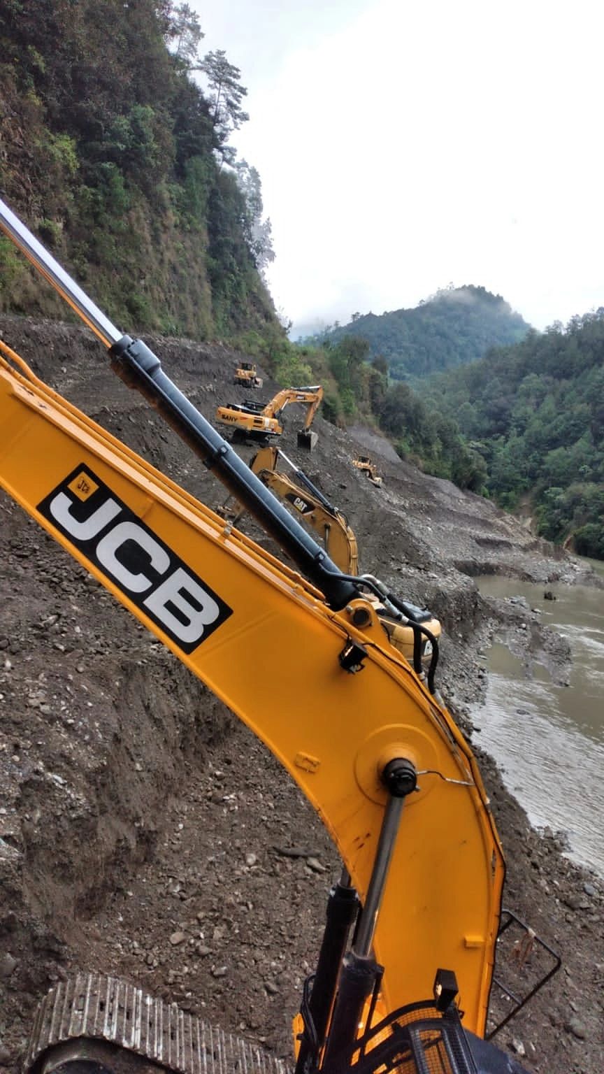 JCB excavando en montaña