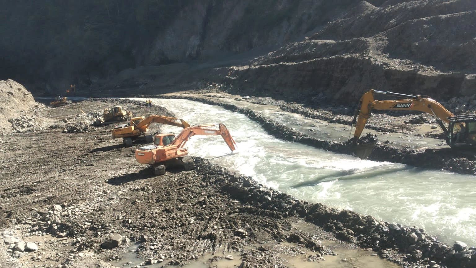 Excavadoras en río