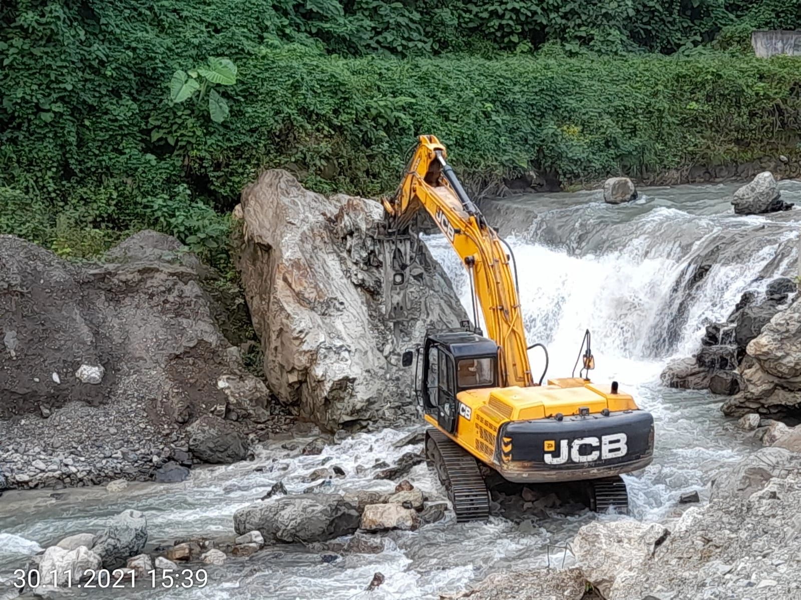 JCB en lecho de río