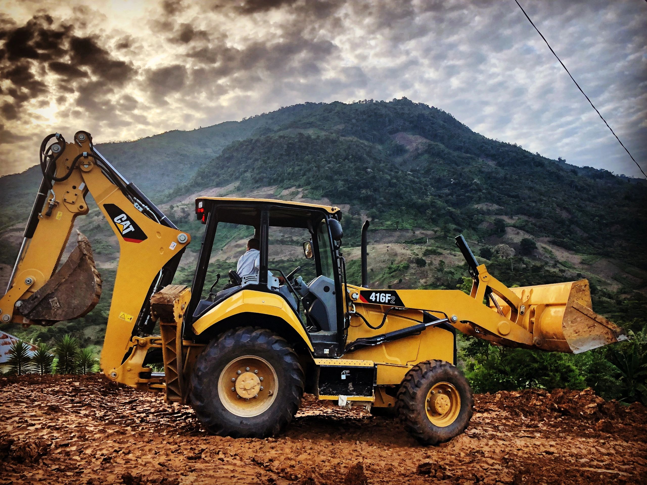 CAT 416F en obra